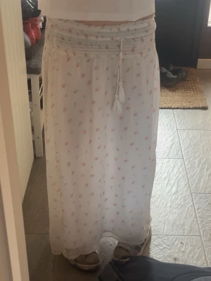 Vit långkjol - Snygg kjol med små blommor, jätte fin till sommaren ☀️