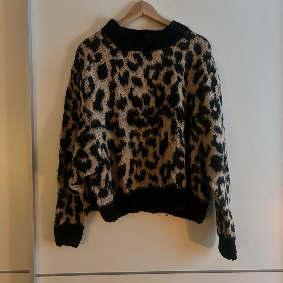 leopardmönstrad stickad tröja 