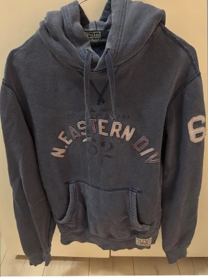 Ralph Lauren Hoodie - Snygg blå hoodie ifrån Ralph Lauren. Sällsynt och i väldigt bra skick! Storlek S, passar på nån runt 175 cm. Snabb affär=bättre skick