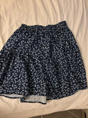 Mörkblå kjol - Kjol köpt ifrån shein!! I storlek S