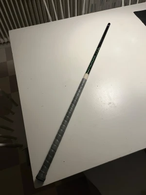 Oxdog klubba - Oxdog hyperlight, 96cm, 29 flex. Använd i ca 3 månader. Inget blad. Säljer den för att jag spelar inte spelar me den längre.