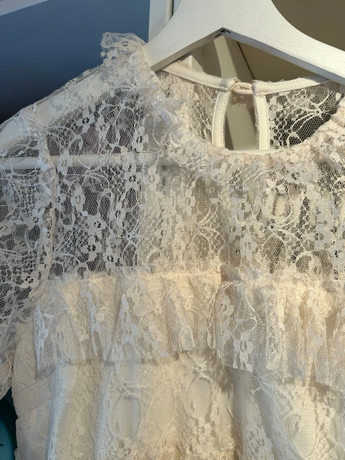 Vit spetsblus med volanger - 1