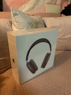 Apple AirPods Max hörlurar svart - Snygga Apple AirPods Max over-ear hörlurar i svart med stilren design. Tillverkade i aluminium och rostfritt stål med mjuka öronkuddar och mesh-båge för extra komfort. Levereras med Smart Case för enkel förvaring och laddning.