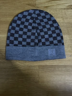 Grå snygg mössa som är riktigt skön - Grå snygg mössa som är riktigt skön lite stor