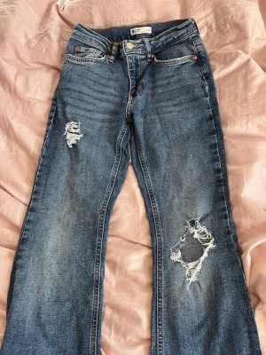 Jeans med slitning - Säljer dessa söta jeans med slitning ifrån Gina Tricot i storlek 32 (XXS /XS) köpt här på plick för 540 kr men säljer billigt då dem inte passar mig längre!💓 Tar bud! Postas och packas säkert!📦💓