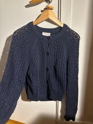 Stickad kofta - Unik stickad kofta med hål från Lindex