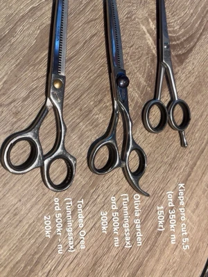 Aristocut Makoto frisörsaxar i stål - Säljer professionella frisörsaxar från olika märken. Går att köpa styckvis: Jaguar JP 10 ord 1000kr nu 750kr Olivia garden (Tunningssax) ord 500kr nu 300kr Jaguar Ergo p ord 500kr nu 300kr Makoto aristocut 2st ord 2600kr/st nu 1600kr/st  Tondeo Orea (Tunningssax) ord 500kr nu 200kr Kiepe pro cut 5,5 ord 350kr nu 150kr. Paketpris: 4000kr. Hör av dig vid frågor!😊