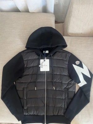 Moncler Cardigan Svart  - Svart Moncler Cardigan med NFC scan på insidan och loggan såklart. Perfekt nu till våren. Storlek L men NOTERA att storleken är lite liten på moncler så skulle säga att den passar bäst som M. Skriv om du har frågor eller funderingar så svarar jag direkt! Vi hörs 🤙💯🫡