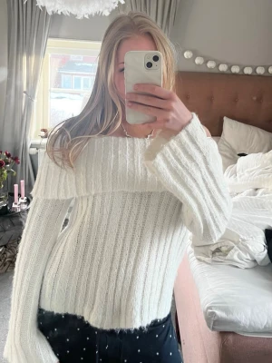Vit off shoulder stickad tröja H&M storlek S - Säljer en vit stickad tröja från H&M Divided med off shoulder-design och bred krage. Tröjan har ribbstickat mönster och långa ärmar. Sticker inte och mjukt material 