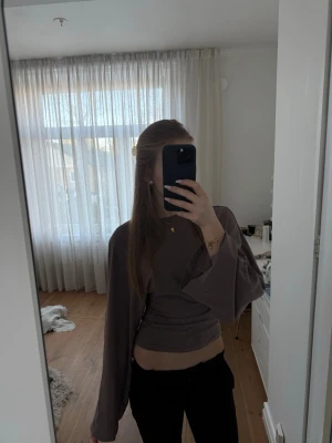 Brun långärmad topp från Lager157 - Säljer en brun långärmad topp från Lager157 med vida ärmar och croppad passform. Materialet är mjukt och är jätteskön att ha under en hel dag! Tröjan är endast använd en gång. 