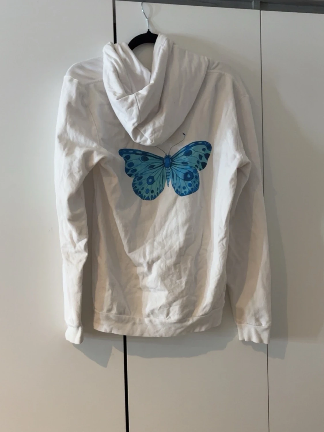 Vit hoodie med blå fjärilstryck - 1