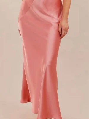 Rosa satinklänning - Snygg långklänning i rosa satin. Klänningen har en figurnära passform och en mjukt skimrande yta som ger en lyxig känsla. 