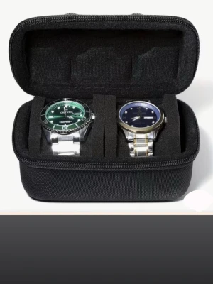 Klockförvaring 2 Pack - Säljer ett stilrent 2-pack klockförvaring i nyskick. Båda är helt oanvända och perfekta för dig som vill förvara dina klockor säkert och organiserat.