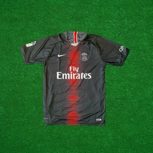 PSG Tröja, Mbappe#7, Storlek L - Helt ny, högkvalitativ replika. EU| L . Pris: 349kr kr. Leverans: Skickas inom 24 timmar. Notera: Begränsat antal- först till kvarn 