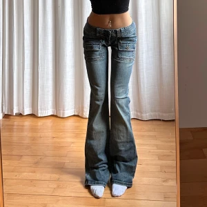 Lågmidjade bootcut jeans - Vintage från Link jeans med fina detaljer💓midja 39 innerben 86 hon på bild är 165💕