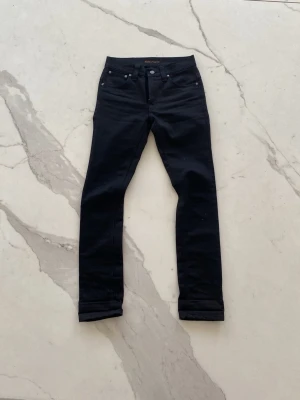 Nudie jeans - Säljer ett par svarta jeans från Nudie | dom är helt nya, skick: 10/10 | storlek: W27 L32 men skulle säga att dom sitter som en W28 | pris kan diskuteras!