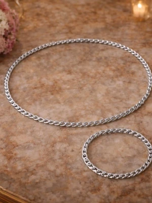 Silverfärgat kedjearmband i stål - Stilrent armband i silverfärgat rostfritt stål med klassisk kedjedesign. Armbandet har en rund form och passar perfekt för dig som gillar en enkel men snygg accessoar. Lätt att matcha med andra smycken och funkar till många olika stilar.