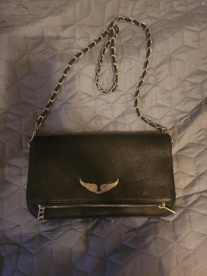 Svart handväska med kedjerem - Svart zadig axelremsväska med silverdetaljer 