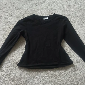 Svart långärmad topp från h&m - säljer en vanlig svart långärmad tröja från h&m. lite croppad för mig som är 161 cm