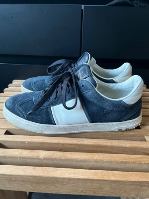 Valentino flycrew navy  - Tjena, säljer nu dessa riktigt snygga och populära valentino flycrewsen, de är i bra skick, lite heeldrag men fräscha inuti, alla nitar är kvar varav 3 är replacment nitar, endast skorna ingår, hör av er vid frågor och funderingar🙌🤝 