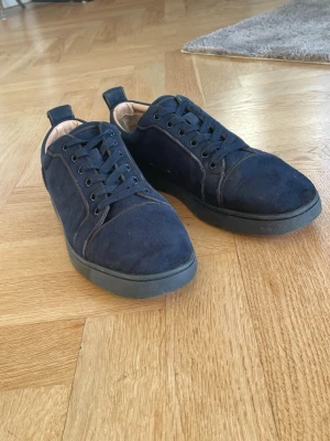 Christian Louboutin - Snygga mörkblå loubs! Rund tå utan spikar. Kommer med certifikat, kvitto och låda(ganska sliten). Kan gå ner lite i pris vid snabb affär! Skriv vid minsta fundering.