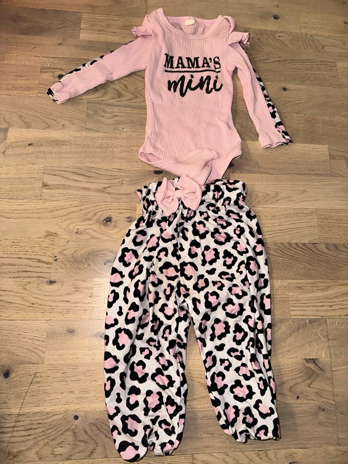 Rosa bodyset med leopardmönster - 1