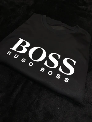 Hugo boss Sweatshirt - Hugoboss sweatshirt i storlek M. Helt ny aldrig använd. Inköp för återförsäljning. Har ni frågor så skicka gärna så besvarar jag dom. Hälsningar Svea_couture