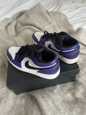 Jordans Lows - Ett par fett snygga skor i fint skick. Skorna har inga defekter förutom lite crease på skorna. Lådan följer med och allt är originellt.                     Priset kan diskuteras!