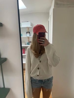 Ljusblå jeansshorts med fransar - Säljer ett par ljusblå jeansshorts med råa franskantade benslut. Klassisk femficksmodell och avslappnad passform, perfekta för varma dagar. Passar till allt och ger en cool vibe. Storlek 152 men passar mig som har xs/s