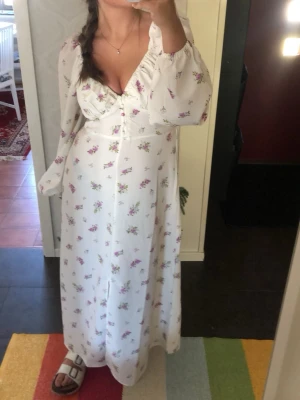 Lång sommarklänning  - Säljer mina fina sommarklänning då den inte kommer till användning! Endast använd 2 gånger så är i så fint skick🌸