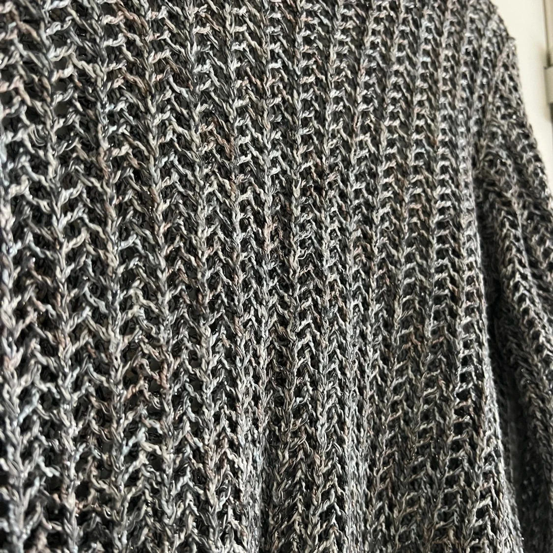 Gråmelerad stickad tröja - 1