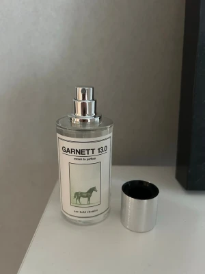 GARNETT 13.0 Extrait de Parfum - Hej! säljer nu en helt ny Garnett 13.0 som är en parfym inspirerad av pafume the marly greenely. Fick hem den igår så är helt oanvänd men säljer på grund av att den tyvärr inte riktigt passar mig. Hör av dig vid frågor eller funderingar🙌