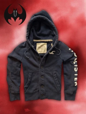 Vintage Hollister Cardigan  - Säljer denna mest sällsynta och eftertraktade Hollister Kofta | Mycket bra skick | Size S men funkar även M | Längd: 64cm Bröstvidd: 54cm Armlängd: 66cm | Modell, 178cm 60kg | Lägg endast bud med avsikt att köpa, inga fördröjning! I Pris är inte hugget i sten!