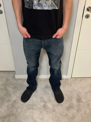 Levis Jeans - Levis jeans. Size 31/32. Riktigt fint skick, inga defekter. Modellen på bilderna är 183cm och väger 67kg. Mått: Midja: 42cm, Lår: 30cm, Benslut: 20.5cm, Ytterben: 105cm. Här av dig vid frågor!