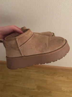 Uggs - Säljer ett par beiga uggs med hög sula i storlek 39, minns ej vart dom är köpta ☺️