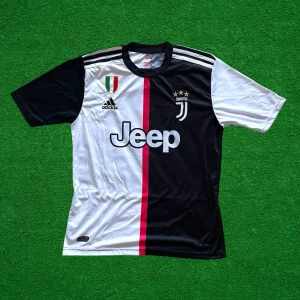 Juventus tröja, Ronaldo#7, Storlek L - Helt ny, högkvalitativ replika. EU | L. Pris: 349kr. Leverans: Skickas inom 24 timmar. Notera: Begränsat antal- först till kvarn 