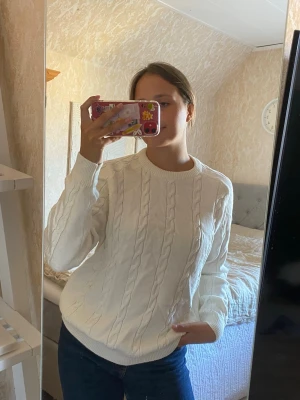 Vit kabelstickad tröja - Vit kabelstickad tröja i bomull som tyvärr aldrig kommit till användning, perfekt till våren eller sommarkvällar