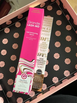 GrandeLASH-MD ögonfransserum 2ml - GrandeLASH-MD ögonfransserum från Grande Cosmetics i en snygg rosa och guld förpackning. Serumet är klart och räcker i tre månader. Designen är modern med vågiga detaljer och tydlig logga framtill.