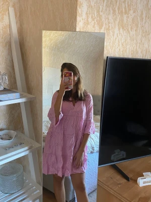 Sommarklänning  - Rosa sommarklänning med blommigt mönster i tyget, använd fåtal gånger