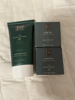Rituals The Ritual of Jing set soap & scrub  - Set med en mild body scrub och två tvålbitar från Rituals The Ritual of Jing. Produkterna har doft av sacred lotus och jujube. Förpackningarna är mörkgröna och grå med gulddetaljer. Perfekt för dig som vill ha en lyxig spaupplevelse hemma.