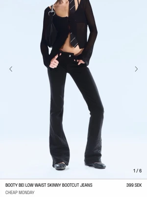 Bootcut low waist jeans Cheap Monday - Längden är 32,26. Snygga svarta bootcut jeans från Cheap Monday med låg midja och skinny passform upptill. Jeansen har klassisk femficksdesign och är tillverkade i stretchigt denimtyg för en bekväm känsla. Perfekta för en trendig och avslappnad look. 