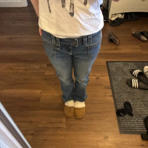 Lågmidjade jeans - Unika lågmidjade jeans med coola detaljer💕