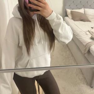 Vit hoodie med huva - Säljer en mysig vit hoodie med luva och snören.🩷