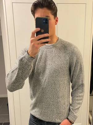 Stickad tröja - Jättefin stickad tröja av 100% alpacka ull. Storlek M/L. Jag på bilden är 185. Den sitter fint och använd endast en gång, så inprincip helt ny! Inga fläckar eller noppror. Perfekt nu till våren. Skickar snabbt!