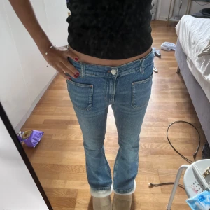 Zara jeans  - Bootcut lowwaist jeans från Zara. Köpa för 600, knappt använda. Jag är ca 160 å de passar 👍 i längd. Pris kan såklart diskuteras!!