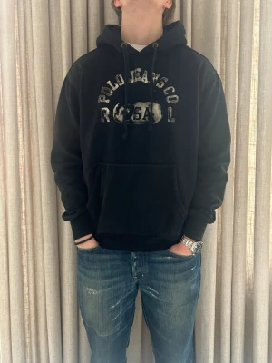 Ralph lauren hoodie - S - Mycket fint skick och inga defekter. Modellen på bilden är ca 180 cm. skriv om du undrar över något💸