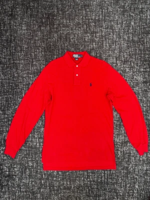 Långärmad pikétröja Polo Ralph Lauren - Säljer en Polo Ralph Lauren longsleeve piké i storlek S. Välvårdad och i mycket fint skick. Klassisk och stilren modell med lång ärm – passar perfekt till både vardag och mer uppklädd casual stil.  Skick: Mycket bra Storlek: S Passform: Normal  Hör gärna av dig vid frågor eller om du vill ha fler bilder