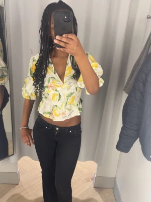 Blommig blus med citron mönstern - V ringad somrig blus som är croppad med lite puff på ärmarna, perfekt att ha på sommaren och är enkel att ha på sig💓 