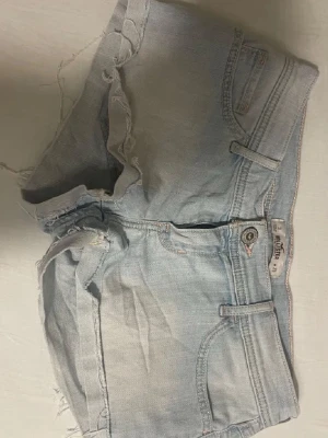 Ljusblå jeansshorts från hollister - Säljer ett par ljusblå jeansshorts från Hollister som är lågmidjade och jätte sköna. Dem är i storlek w26 och säljer då dem inte passar längre.