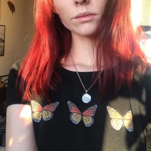 Black butterfly crop top y2k - Svart crop top i trikåmaterial med tre fjärilar på 🦋🦋🦋 I gott men använts skick. Storlek S, sitter som en S/M. Köpt i Los Angeles.